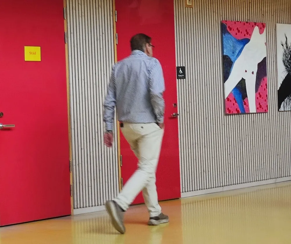 Stefan Orimligt att skolan ska veta dagar till examen